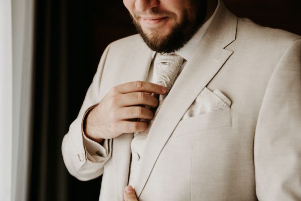 Miért ajánljuk, hogy segítsen a menyasszony kiválasztani a vőlegény öltönyét?